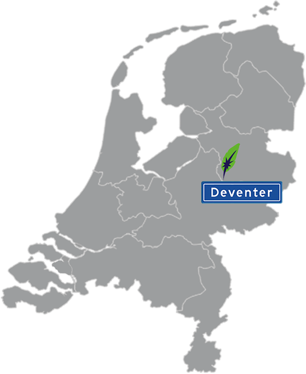 Grijze kaart van Nederland met Deventer aangegeven voor maatwerk taalcursus Duits zakelijk - blauw plaatsnaambord met witte letters en Dagnall veer - transparante achtergrond - 600 * 733 pixels